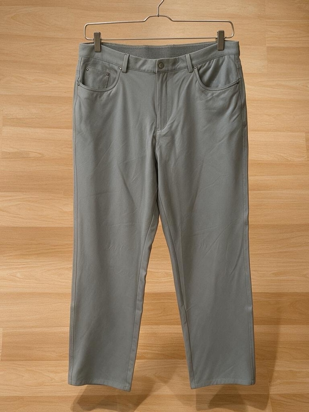 Greg Norman men’s performance golf pants in gray, size 40 x 29. New with tags. D